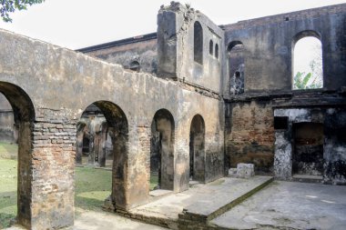 Tarihi hayalet Jamindar malikanesinin harap olmuş ve yıpranmış tuğla kalıntılarının manzarası. Patra 'nın miras köyündeki geleneksel Bengal Koloni tarzı mimari.