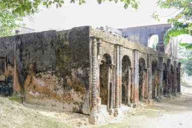 Rasmancha Tapınağı kompleksi içindeki tarihi 'kacharibari' veya idari evin manzarası, yıpranmış tuğla mimarisi ve geleneksel sömürge dönemi etkisinin yer aldığı