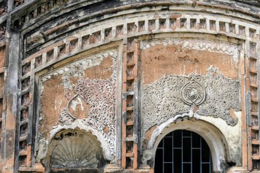 Pancha ratna tapınağının duvarına, patikasına, batı beng 'e yakın olan terracotta kabartma kabartmaları.