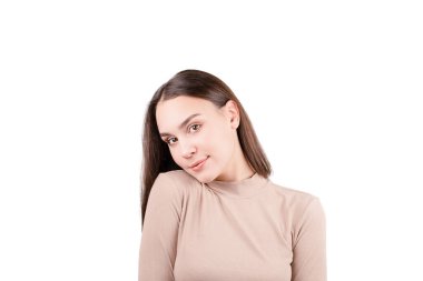 Güzel genç kız gülümsüyor.