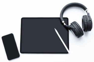 akıllı telefon dijital tablet kalem kulaklıklar beyaz arkaplan yüksek açılı görünüm