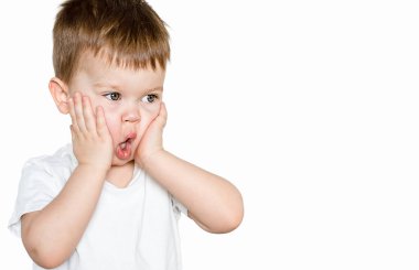 Küçük bir çocuğun portresi, üzgün korkmuş bir duygu ile el ele tutuşmuş, kopyalama alanı ile izole edilmiş beyaz yanakları.. 