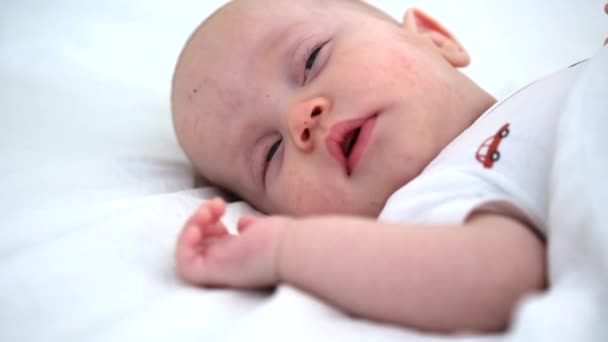 Śpiące dziecko otwierające oczy podczas snu zbliżenie widok niemowlę śpiące w ruchu — Wideo stockowe