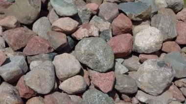 Renkli granit kayalar yığını çakıl taşları.
