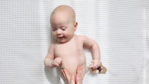 Massage on the baby infant belly stomach — Stock Video