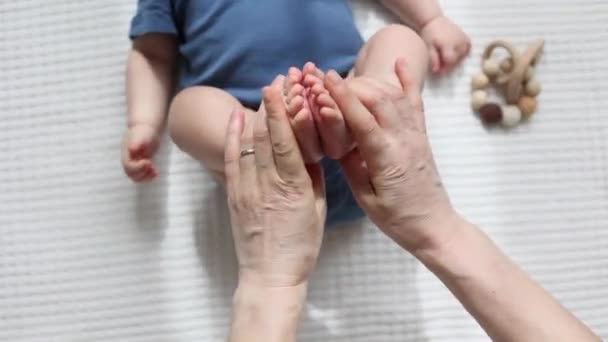 Gymnastiek oefeningen stretching babys benen en voeten baby massage — Stockvideo