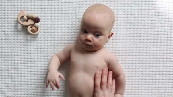 Massage technics to calm down colic on the baby infant belly — Stock Video