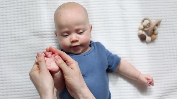 Ing Mutter linke Hand Handflächen Finger des Säuglings Baby Kind — Stockvideo