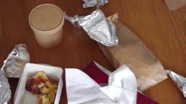 Basura sobrante comida plástico y cartón papel cajas lámina de entrega de alimentos — Vídeo de stock