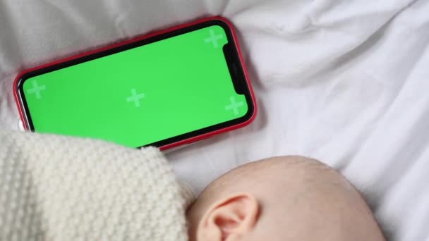 아기를 스마트폰에 대고 흉내를 내지 못하게 하는 일 — 비디오