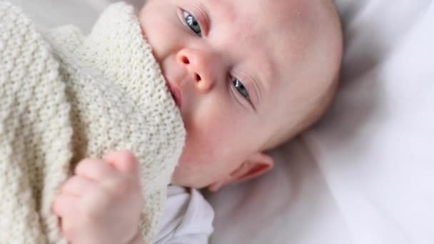 Baby spädbarn leker med vit filt — Stockvideo