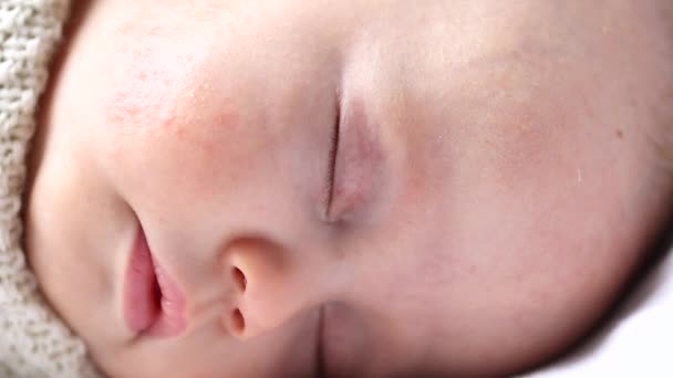 Närbild ansikte sovande spädbarn — Stockvideo
