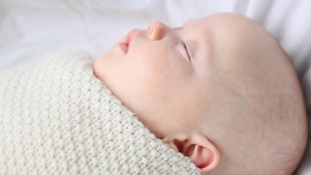 Az alvó csecsemő közeli arca — Stock videók