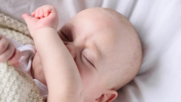 Portrét probouzejícího se kojence — Stock video