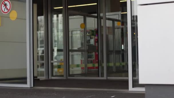 Закрытие автоматических стеклянных дверей в аэропорту — стоковое видео