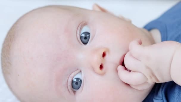 青い目の赤ちゃんの肖像 — ストック動画