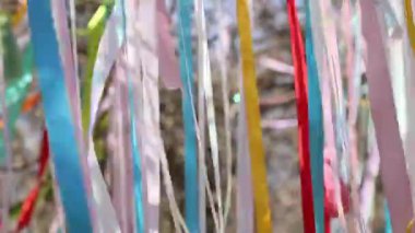 Rüzgarda uçuşan renkli kurdeleler