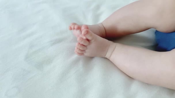 Νεογέννητα πόδια και πόδια μωρού — Αρχείο Βίντεο