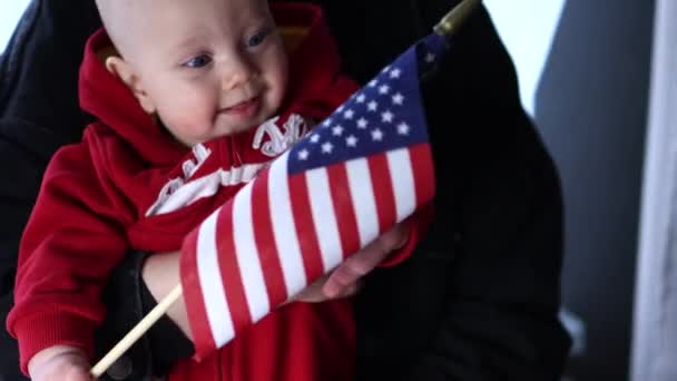 Bebé bebé sosteniendo y tocando EE.UU. bandera concepto Día de la Independencia — Vídeos de Stock