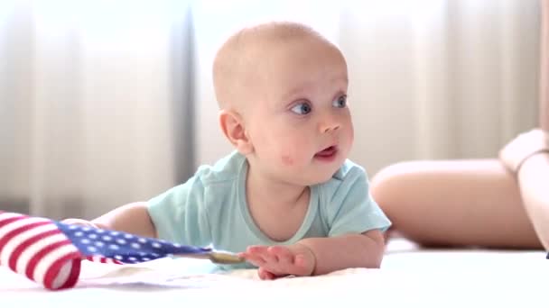 Νήπιο μωρό παίζει με την αμερικανική σημαία — Αρχείο Βίντεο