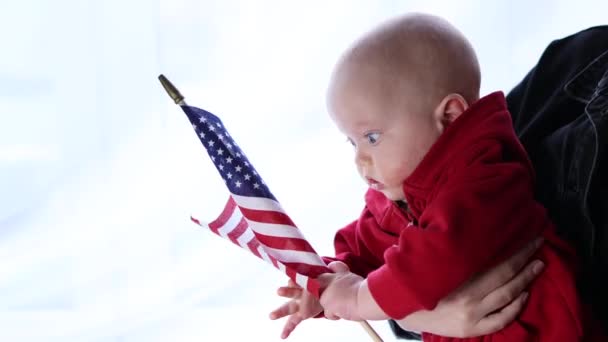 Bebé bebé y Estados Unidos bandera Día de la Independencia concepto — Vídeo de stock