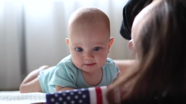 Mother kissing her infant baby — Stok video