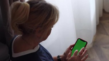 Akıllı telefon yeşil renkli ekrana dokunan son sınıf öğrencisinin portresi 