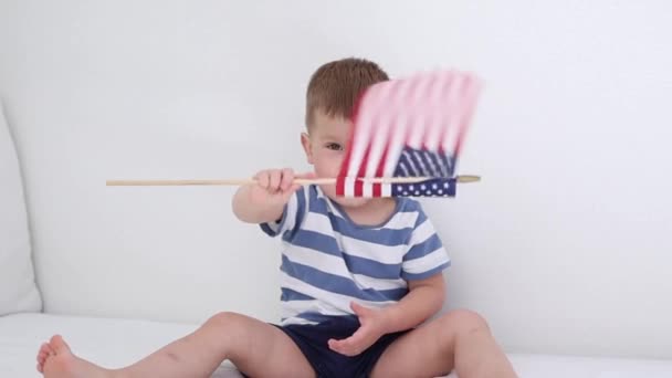 Happy smiling kid waving American flag — ストック動画