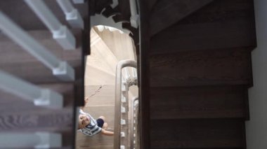 Küçük bebek bayrağımızı tutuyor aşağıya iniyor 