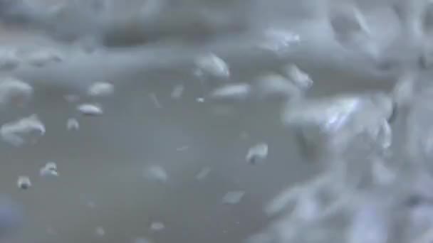 Bolhas líquidas de água fervente na superfície — Vídeo de Stock