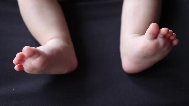 Two little infants baby feet legs — Stock Video