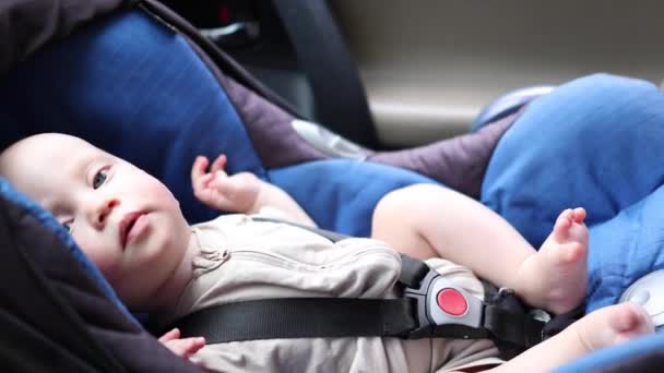 Bebek bebek bebek koltukta oturmak istemiyor. — Stok video