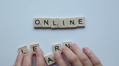 Kelimeleri büyük harflerle yazarak öğrenen eller. çevrimiçi öğrenme kavramı