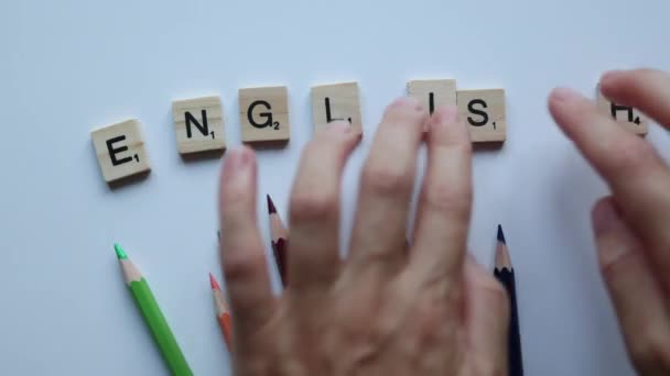 Palavra Inglês compor com scrabble blocos letras. crianças conceito de educação infantil de volta à escola — Vídeo de Stock