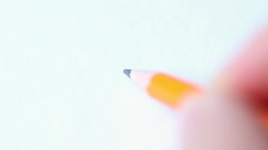El yazısı okunun yakın plan görüntüsü ve beyaz bir kağıttaki kalemle nokta