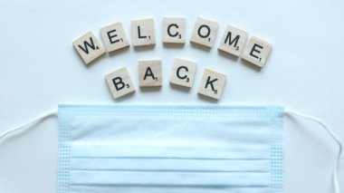 RUSSIA 22.07.2021 el beyaz arka plandan tıbbi yüz maskesi çıkartılıyor.