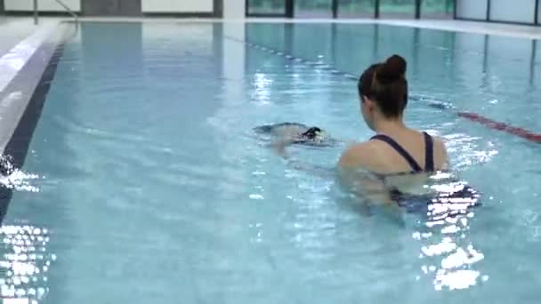 Lezione di nuoto lezione di acqua istruttore allenatore insegnare bambino piccolo a tuffarsi in piscina — Video Stock