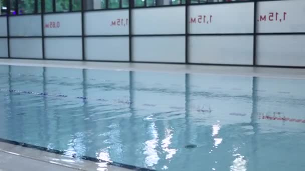 Boş yüzme havuzu, kapalı otel spa alanı manzarası — Stok video
