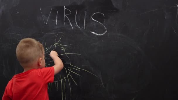 Niño niño pequeño niño en camiseta roja dibuja virus en pizarra escritura pizarra — Vídeo de stock