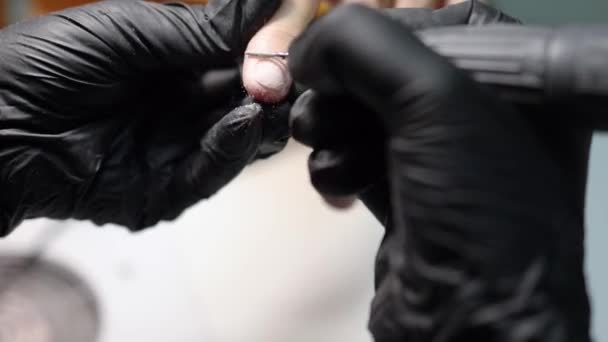 Close-up zicht op manicure procedure met elektrische boor snijden cuticula — Stockvideo