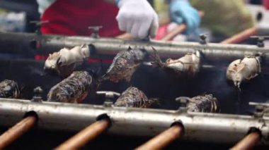 Uskumru balığını ızgarada pişirmek sokak yemeklerinde ateş yakmak