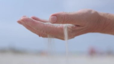 Yaşlı yaşlı kadın eli parmaklarından kum döküyor. Zaman kayıp olasılıkları kavramı