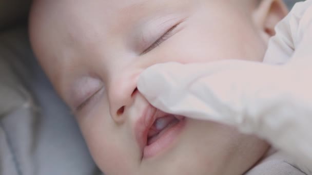 Checking mouth of a sleeping baby with swollen blue gum milk teeth eruption — Stock Video