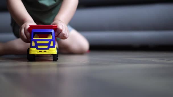 Ребенок ребенок руки играть с игрушечным легковым автомобилем — стоковое видео