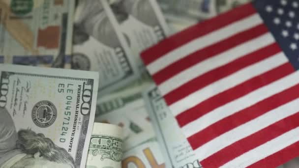 США доларові банкноти та американський прапор — стокове відео