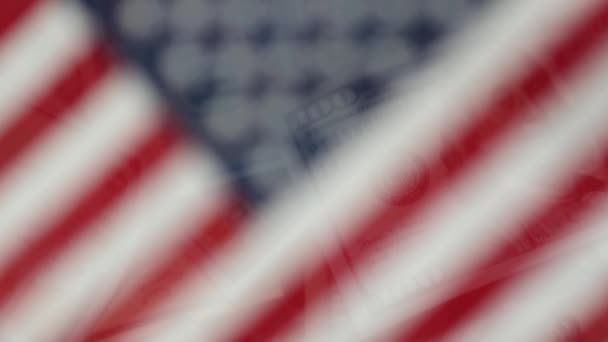 USA amerikai zászló mozog a kamera előtt dollár számlák a háttérben — Stock videók