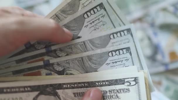 Hand, die Dollar-Scheine nachzählt Bargeld auf amerikanischer Währung Hintergrund — Stockvideo