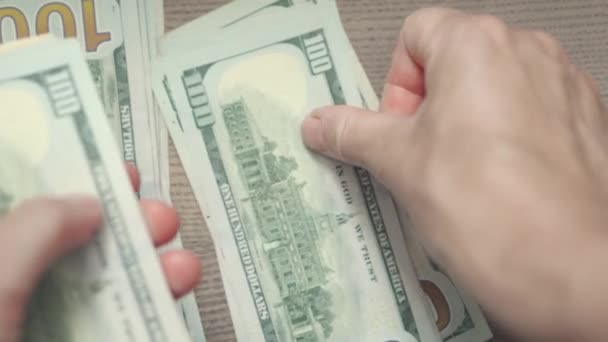 Ruce recounting sto dolarů bankovky na tisíc zásobníků — Stock video