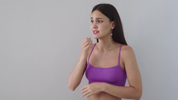 Jong mooi vrouwtje met lang bruin haar nerveus emoties bijt nagels op vingers — Stockvideo