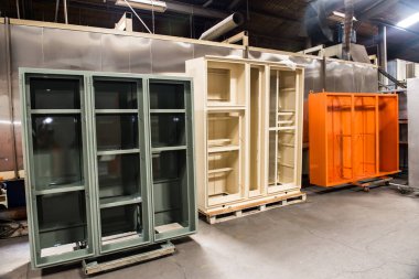 Sprey boya, fabrikada ürün tozu kaplama. 